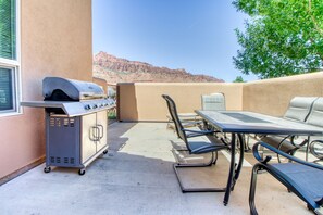 Outdoor dining - Spacious dog-friendly condo w/ shared seasonal hot tub & pool (Moab)