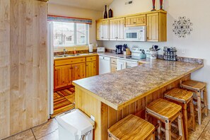 Fridge, microwave, oven, stovetop - Spacious dog-friendly condo w/ shared seasonal hot tub & pool (Moab)