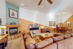 TV, fireplace, DVD player - Great location with a private hot tub, shared pool, and great views (Moab)