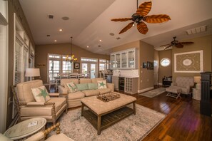 Smart TV, fireplace, video games, DVD player - 5 BR, 4.5 Bath, Private Pool, Sleeps 17. (Cape San Blas)