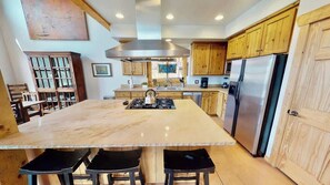 Coffee/tea maker, fridge, microwave, stovetop - Rim View Retreat - 14, Luxurious Stand-Alone 3 Be (Moab)