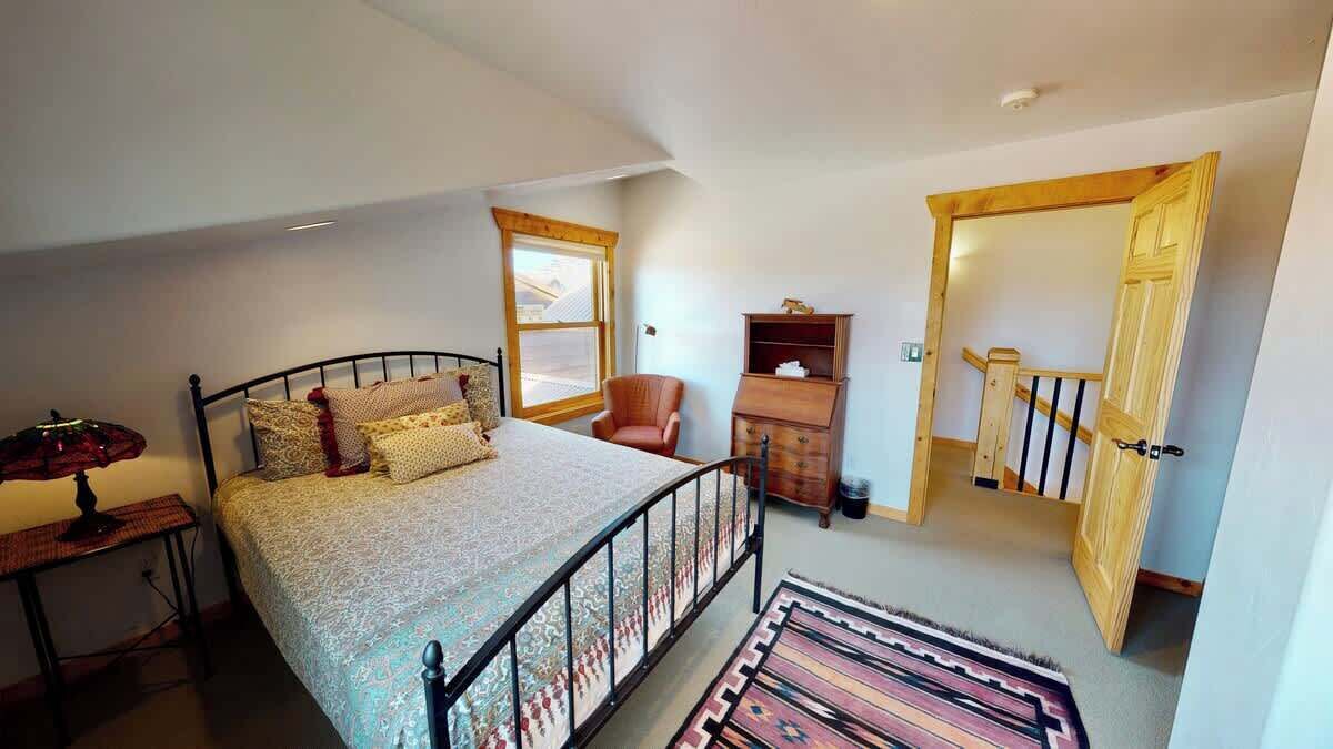 3 bedrooms, iron/ironing board, WiFi (free), bed sheets