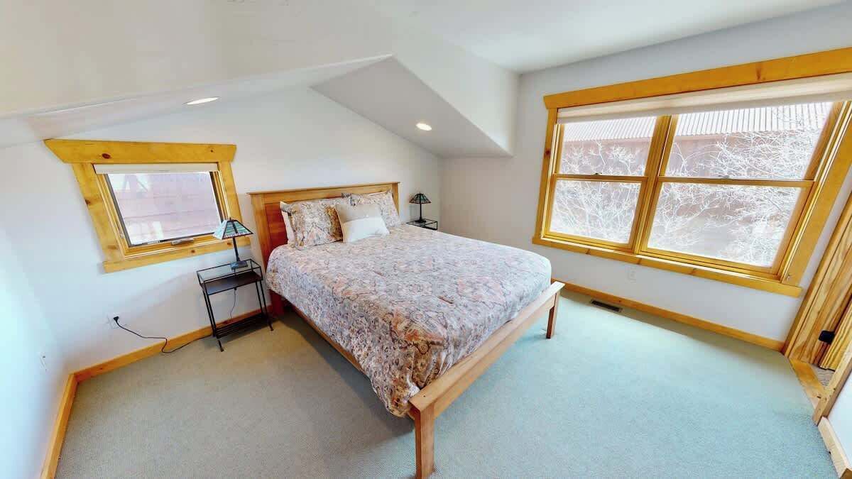 3 bedrooms, iron/ironing board, WiFi (free), bed sheets