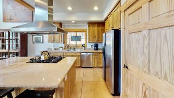 Kühlschrank, Mikrowelle, Herdplatte, Geschirrspüler