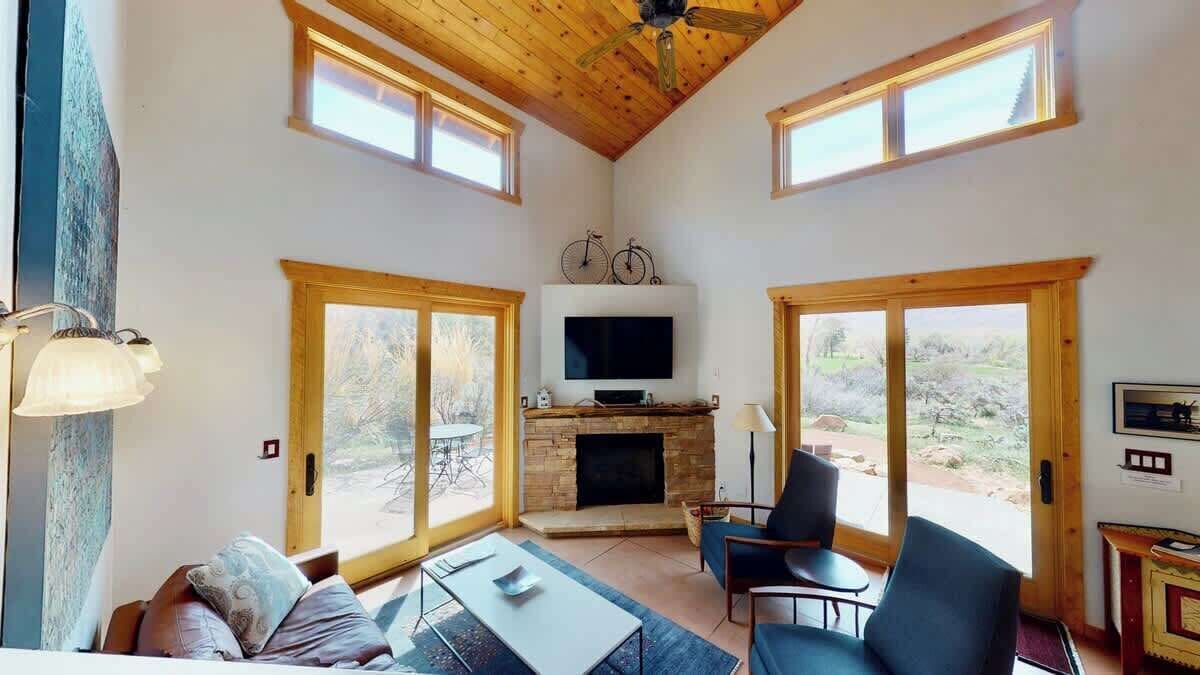 Smart TV, fireplace