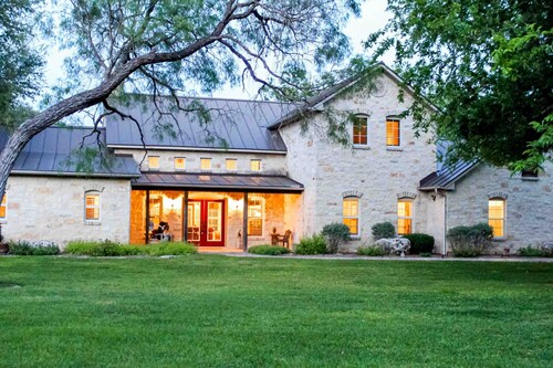 Beautiful luxury wine country riverfront house on the Pedernales - dog-friendly