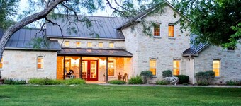 Beautiful luxury wine country riverfront house on the Pedernales - dog-friendly