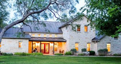 Beautiful luxury wine country riverfront house on the Pedernales - dog-friendly