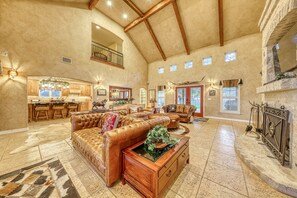 テレビ、暖炉、DVD プレーヤー、書庫