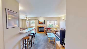 Smart TV, fireplace