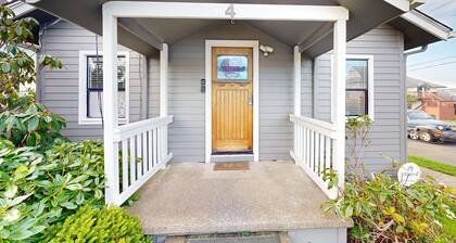 Söpö, koiraystävällinen mökki näköalalla Nye Beachille - kävele kauppoihin ja puistoon