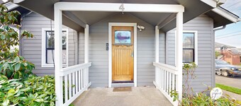 Cute, dog-friendly cottage w/ views in Nye Beach - walk to shops & the park