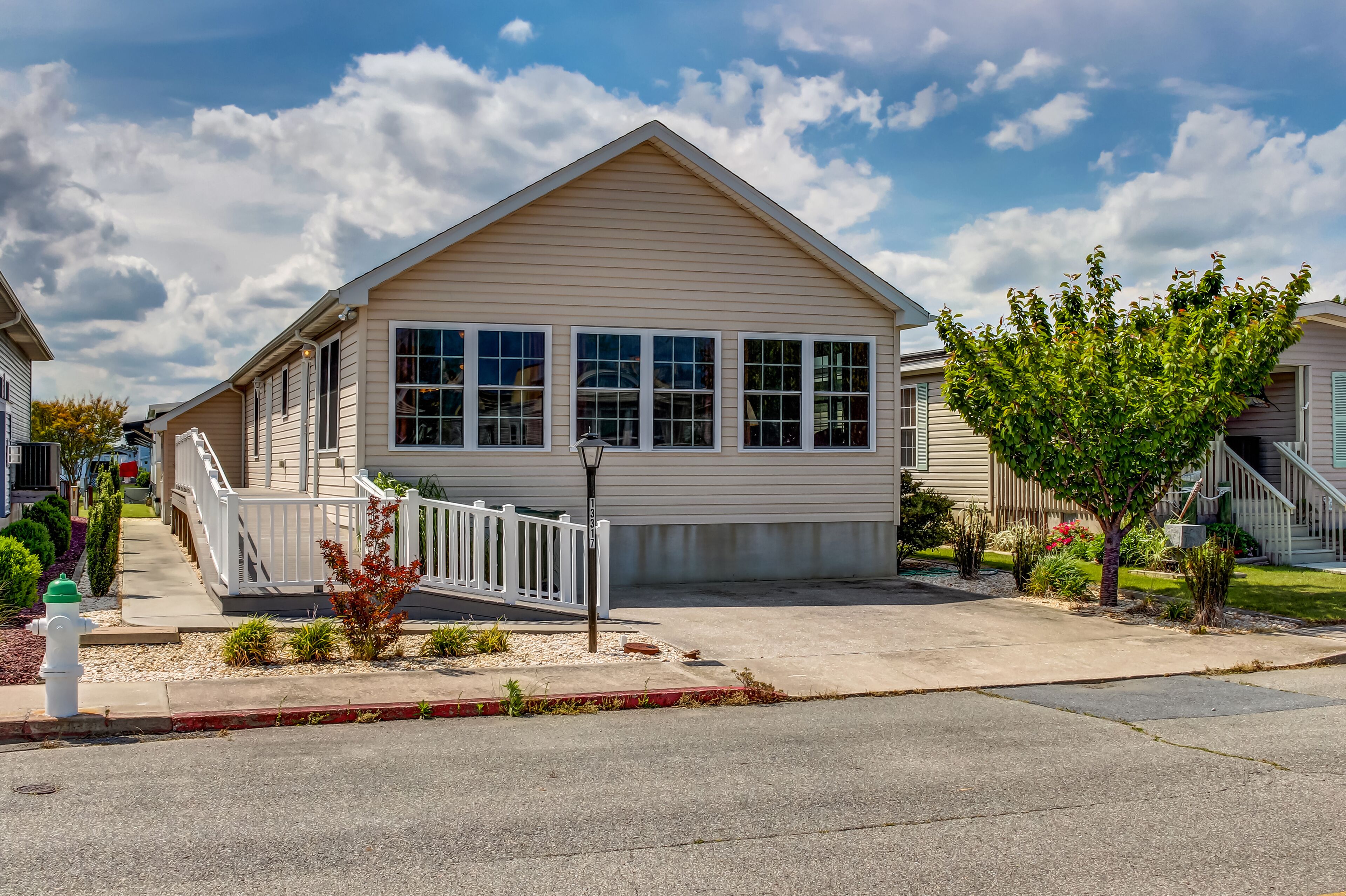 Spacious home w/ community pools, tennis, & docks - ADA compliant