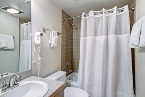 Duschwanne, Haartrockner, Handtücher, Shampoo