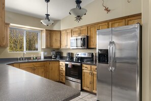 Fridge, microwave, oven, stovetop - Downtown Location | Indoor Pool | Fenced Backyard (Moab)