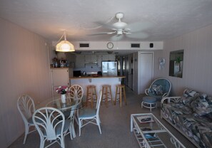 薄型テレビ、DVD プレーヤー