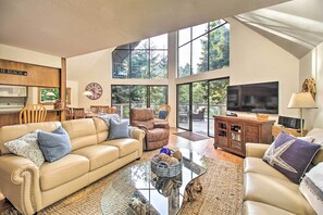 Televisión, chimenea, reproductor de DVD y libros