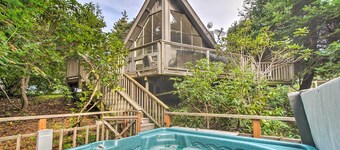 Spacious Redwood Retreat w/ Hidden Hot Tub