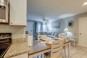 Réfrigérateur, micro-ondes, plaque de cuisson, lave-vaisselle