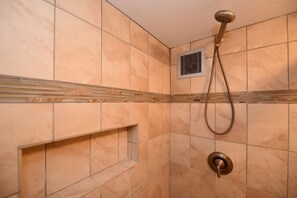 Chuveiro, secador de cabelo, toalhas de banho 