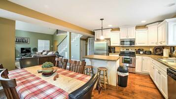 Fridge, microwave, stovetop, dishwasher