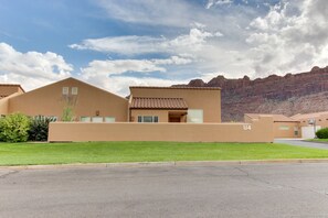 Exterior - Updated Dog-Friendly Condo with Seasonal Pool & Hot Tub - Near Arches (Moab)