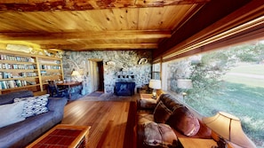 Smart TV, fireplace, books - Pack Creek ~ Ranch House | 3 Bed, 2.5 Bath (Moab)