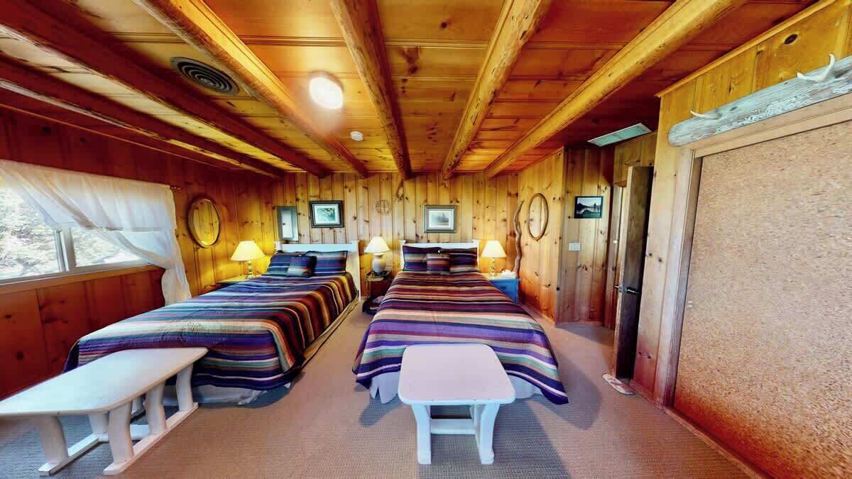 3 bedrooms, iron/ironing board, WiFi (free), bed sheets