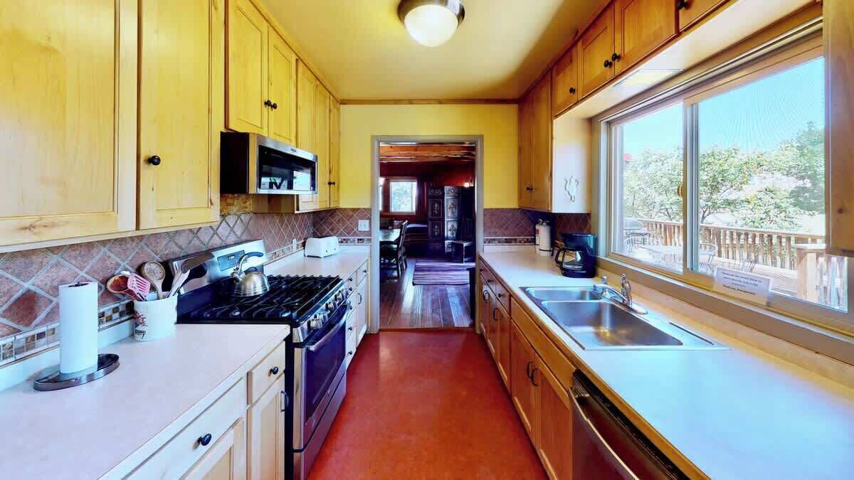 Coffee/tea maker, fridge, microwave, oven