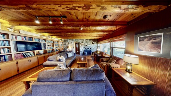 Smart TV, fireplace, books - Pack Creek ~ Ranch House | 3 Bed, 2.5 Bath (Moab)