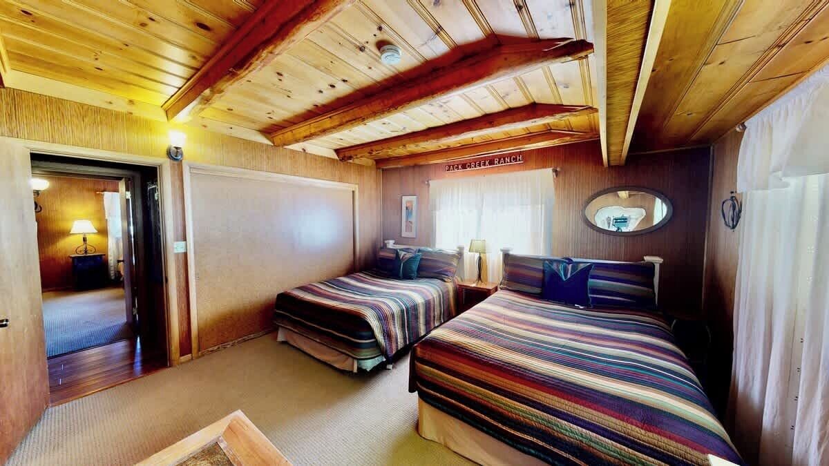 3 bedrooms, iron/ironing board, WiFi (free), bed sheets