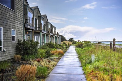 Waterfront Oregon Abode w/ Balcony & Ocean Views!