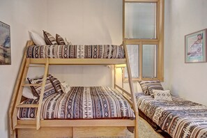 3 bedrooms, iron/ironing board, free WiFi, bed sheets