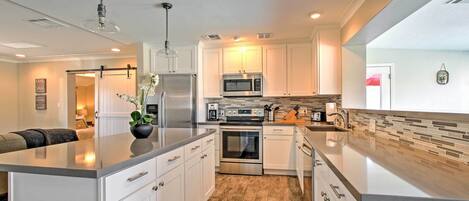 Coffee/tea maker, fridge, microwave, stovetop