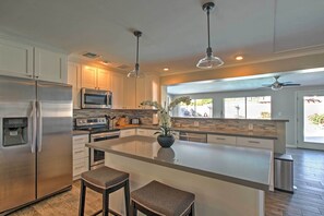 Fridge, microwave, stovetop, dishwasher - Swim, Putt & Explore! Classic Desert Phoenix Ranch (Phoenix)