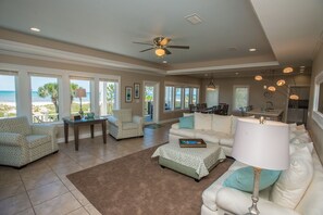 智能电视、壁炉、电子游戏、DVD 播放器