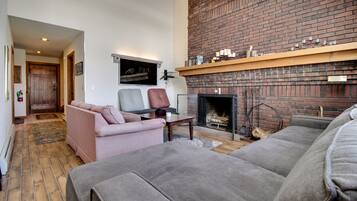 Fernseher, Kamin, Bücher