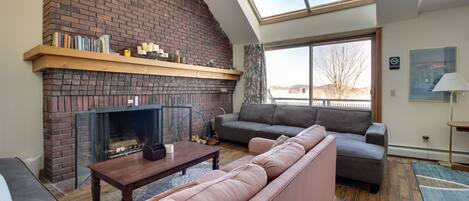 تلفزيون، مدفأة، كُتُب