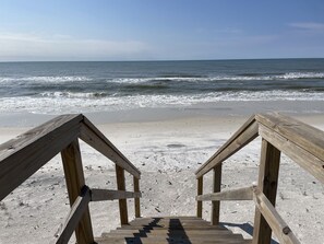 På stranden