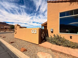 A building with a sign labeled 'G3' and a clear sky.