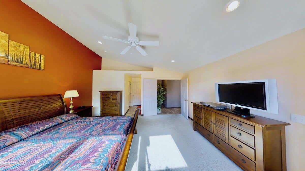 3 bedrooms, iron/ironing board, WiFi (free), bed sheets