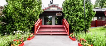 Ski-In/ski-out Killington Resort condo with tennis, pool & hot tub