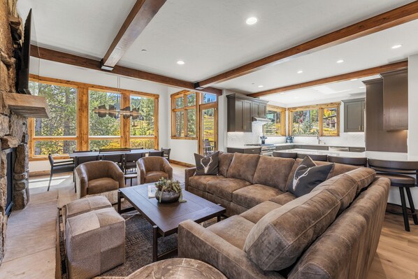 Smart TV, fireplace