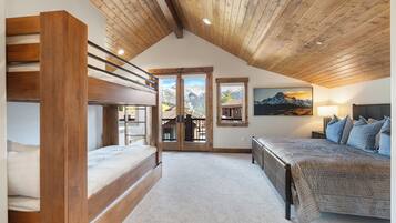 4 bedrooms, iron/ironing board, free WiFi, bed sheets