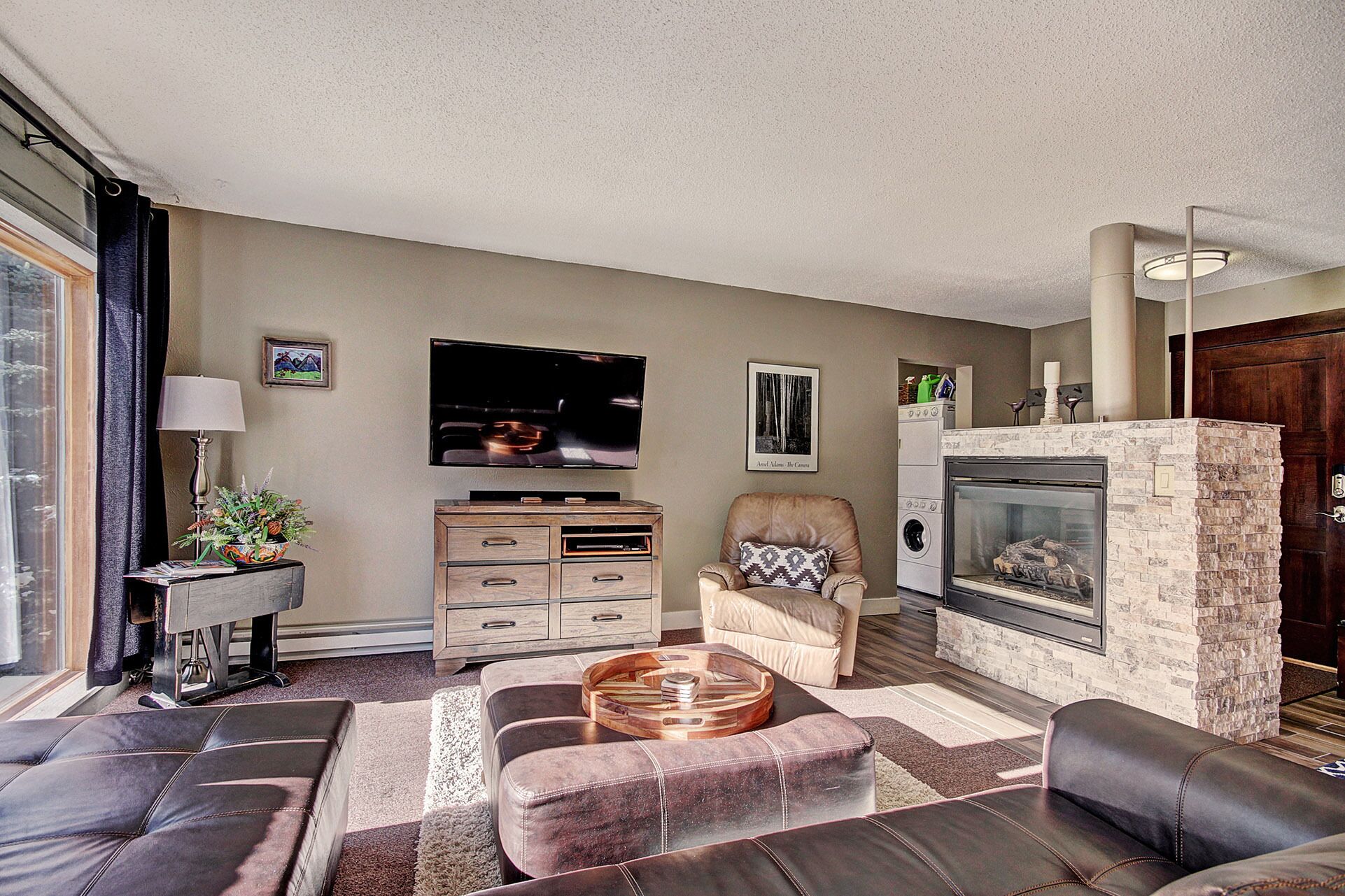 Beautiful Mountain Condo 1 Minute to Lift, Hot Tub AN210