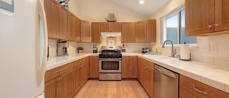 ثلاجة، ميكروويف، فرن، موقد طهي مسطح