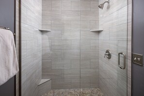 Ensemble douche/baignoire, sèche-cheveux, serviettes fournies