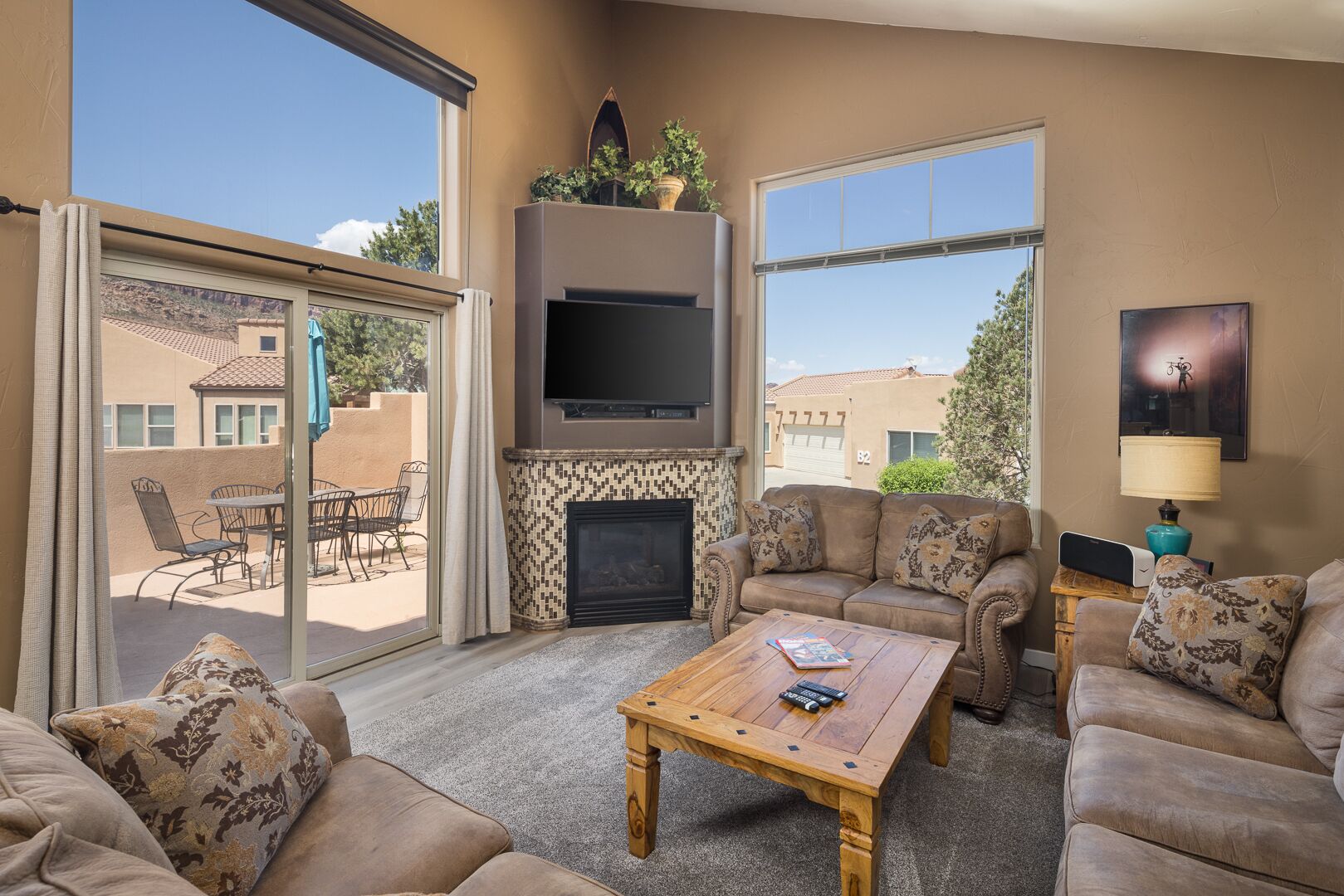 Smart TV, fireplace, ping pong, books