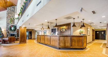 Ski-in/Ski-Out Studio Condo with Balcony and Shared Pool - Year-Round Activities