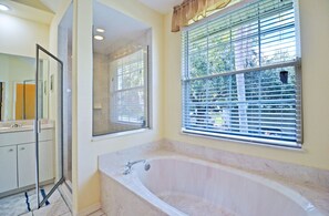Combined shower/tub, hair dryer, towels